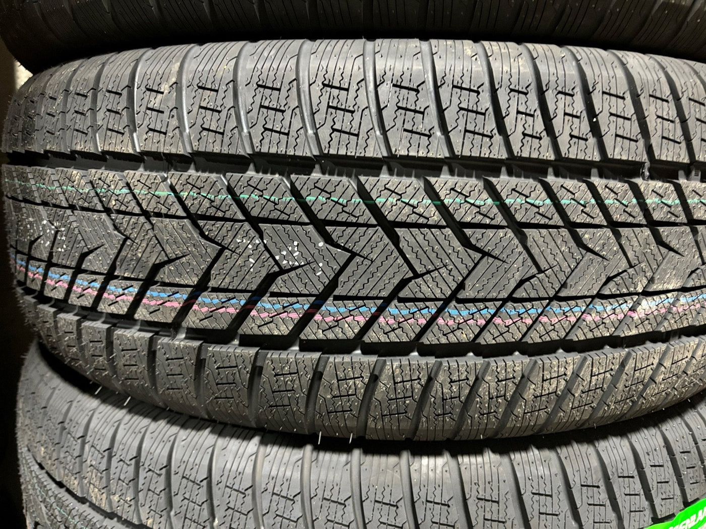 245/40R20 GRENLANDER ICEHAWKE II WINTER