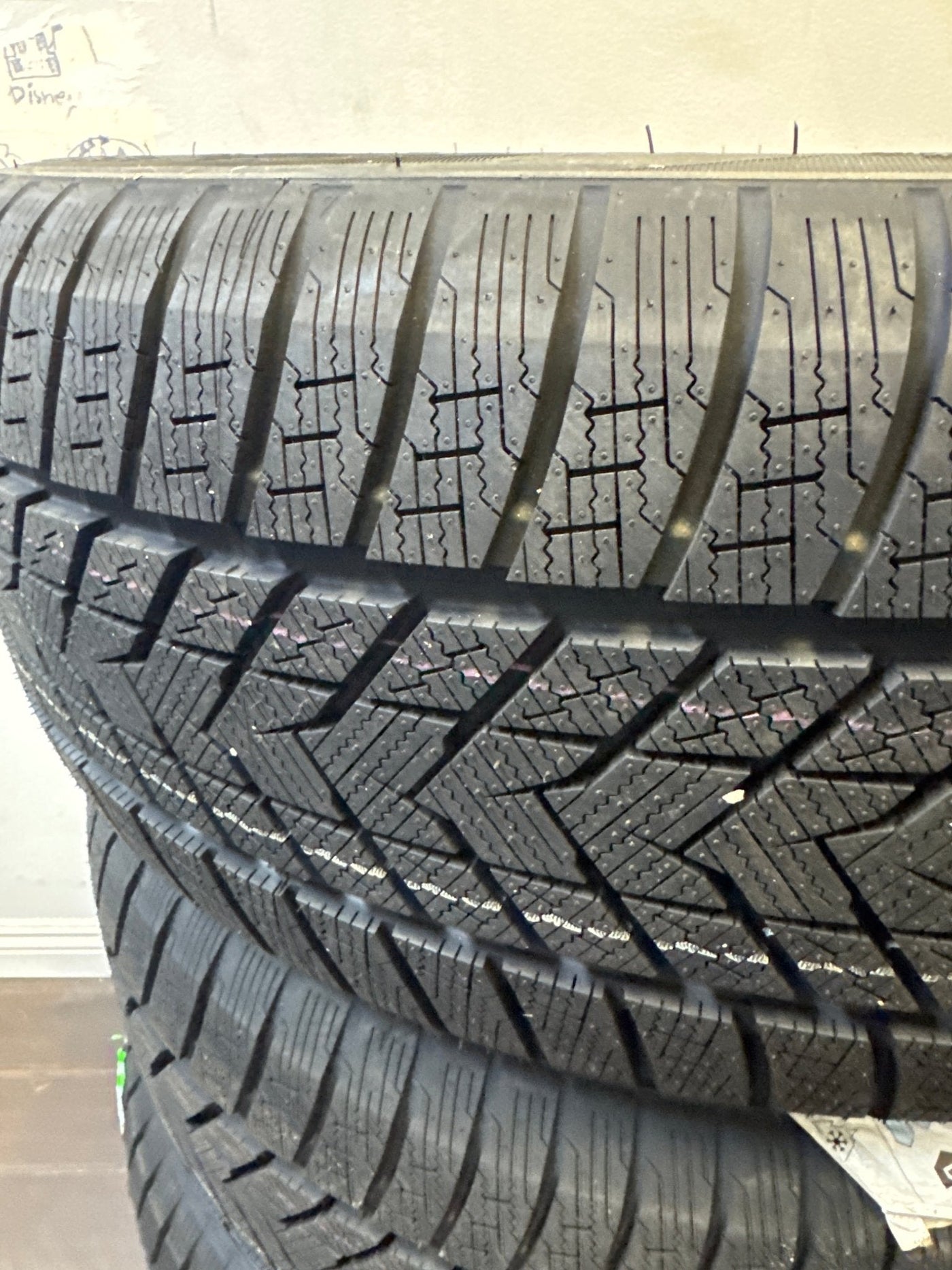 255/55R19 GRENLANDER ICEHAWKE II WINTER