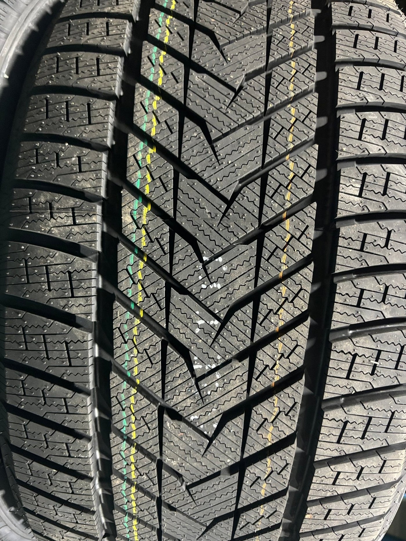 275/40R18 GRENLANDER ICEHAWKE II WINTER