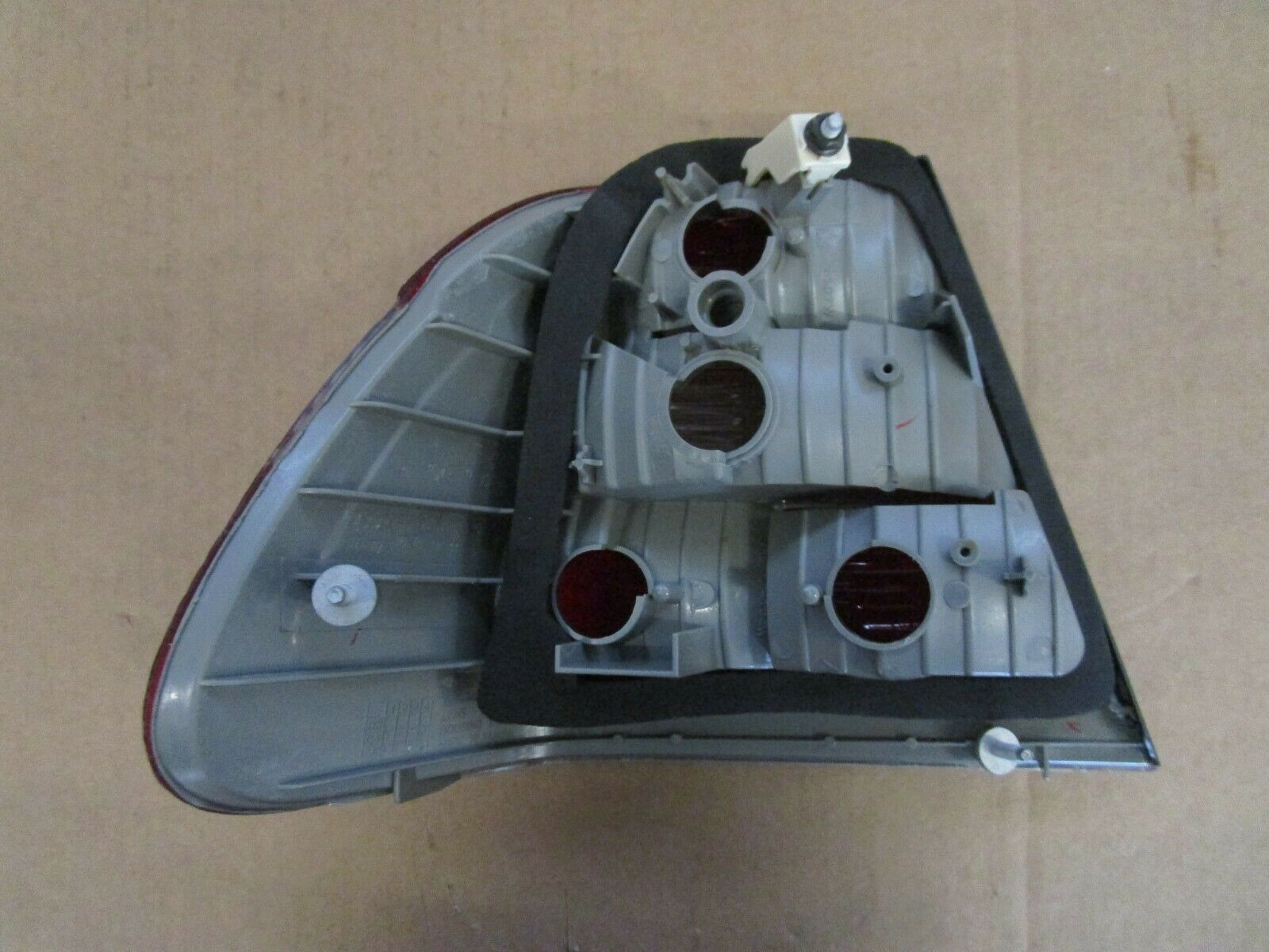 BM2801111 bmw 3 series 2002 2005 right taillight clear red hq bm2801111 2