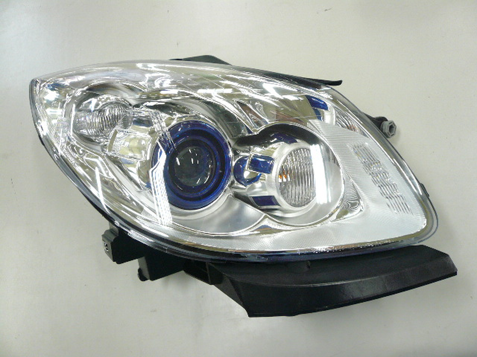 GM2503378C buick enclave 2008 2012 right headlight hid with white park lamp bulb without ad 1