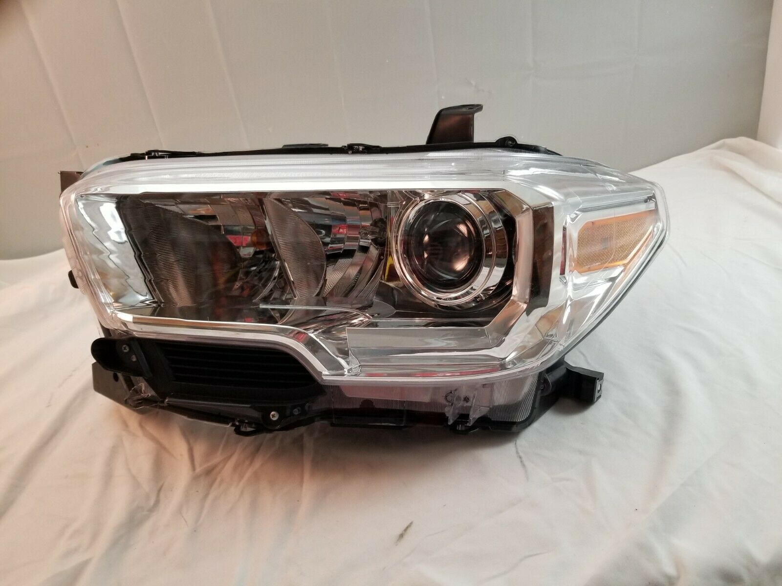 TO2502284 toyota tacoma 2019 2023 left headlight halogen chrome without led drl base sr mo 4