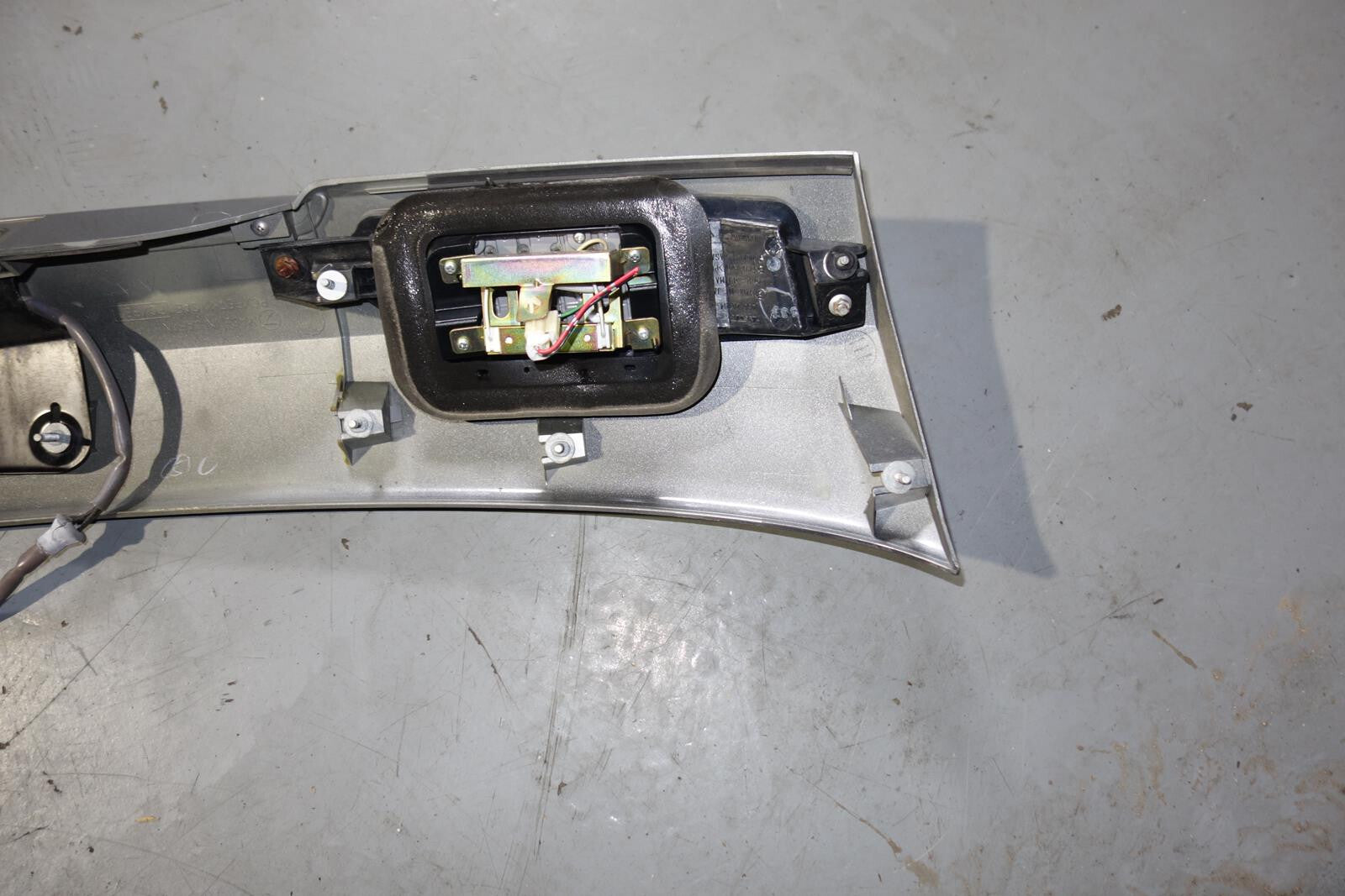 JDM 05-2009 SUBARU LEGACY OUTBACK OEM REAR CENTER GARNISH LIGHT SPOILER JD-1952