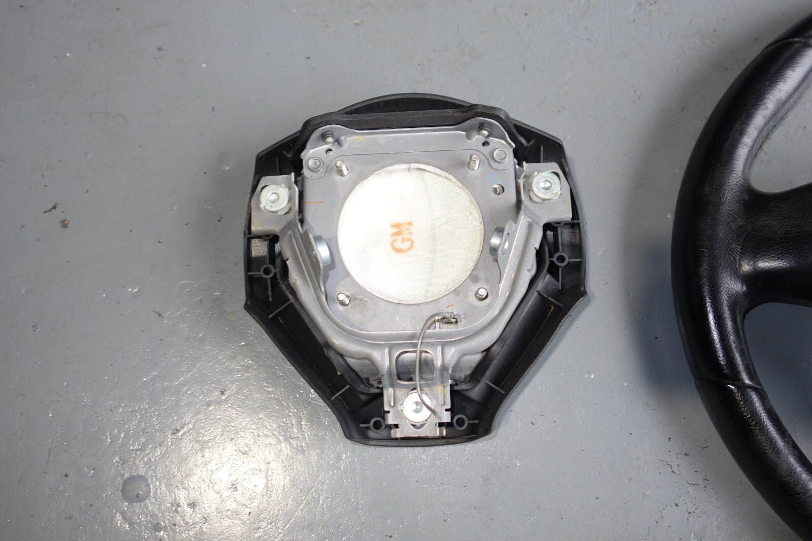 JDM 2005-2009 SUBARU LEGACY & OUTBACK MOMO STEERING WHEEL & HUB 05-2009 M-1011