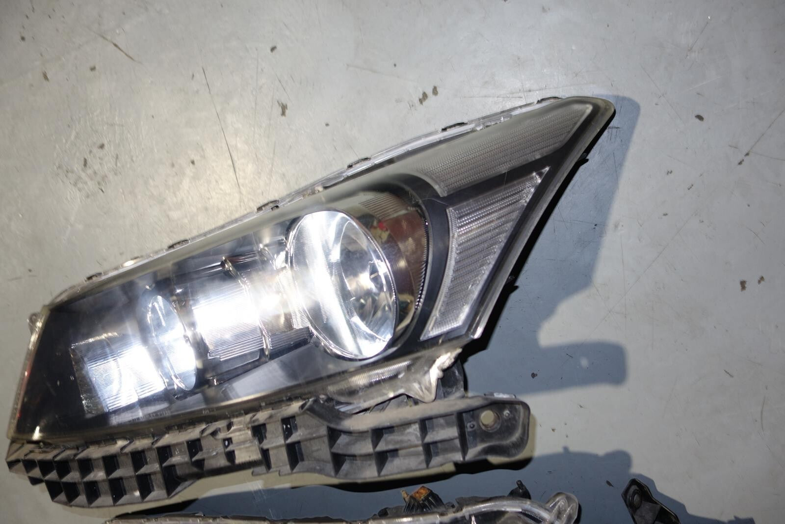 JDM Honda Accord CP3 Head Lights Lamps Pair OEM HID Black Housing 2008-2012