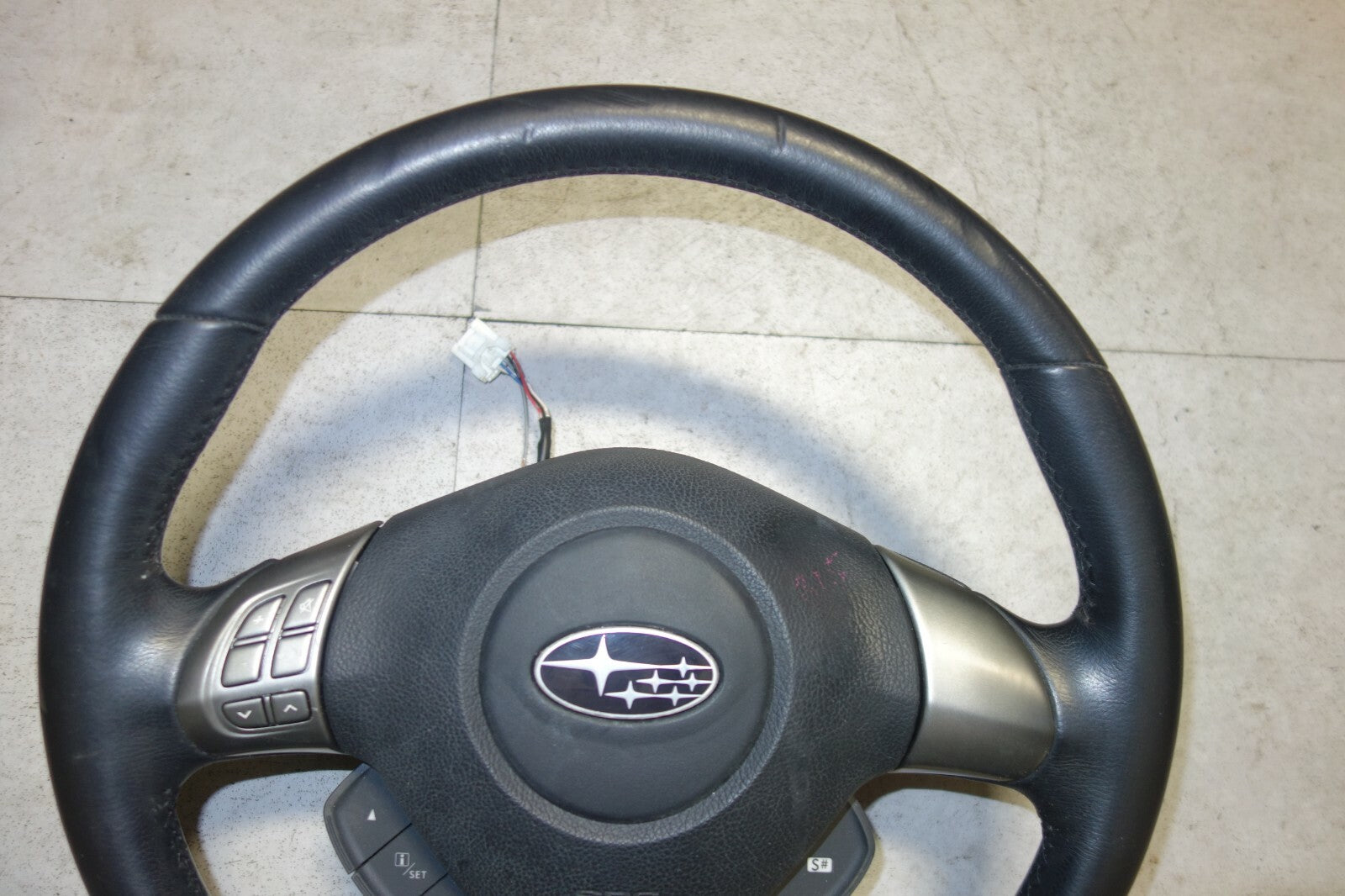 JDM 2005-2009 SUBARU LEGACY & OUTBACK MOMO STEERING WHEEL & HUB 2005-2009