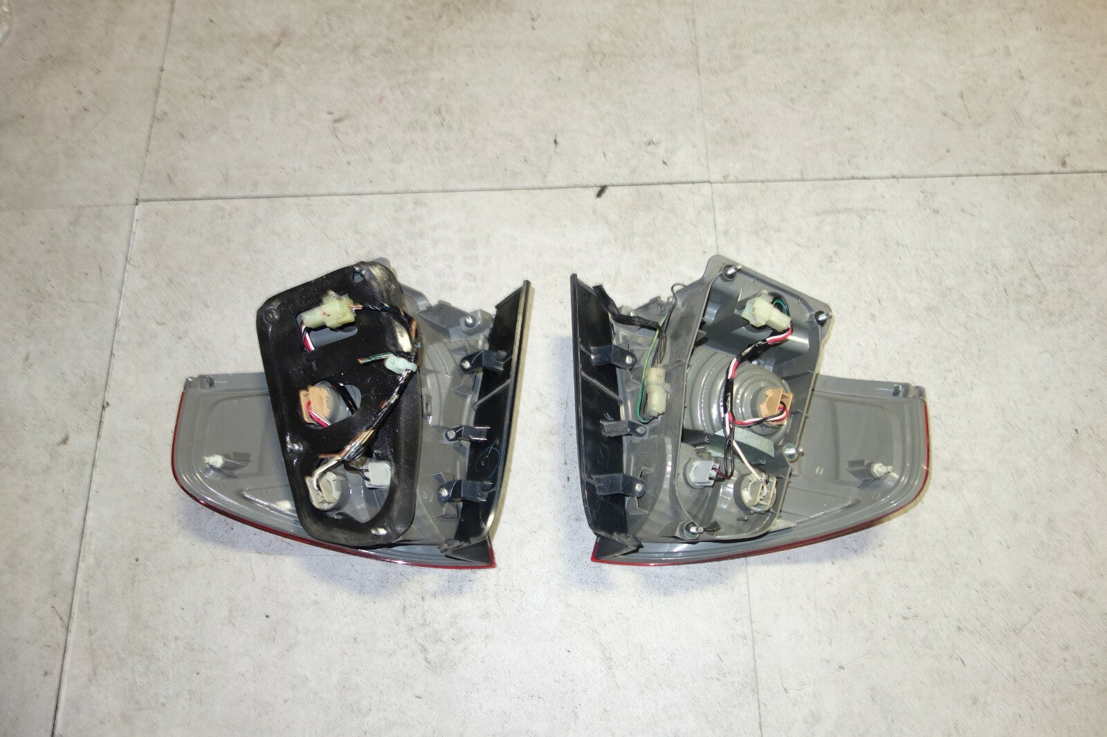 JDM 2005-2009 SUBARU LEGACY BL5 OEM USED TAIL LIGHTS 4 DOOR SEDAN TAIL LAMPS