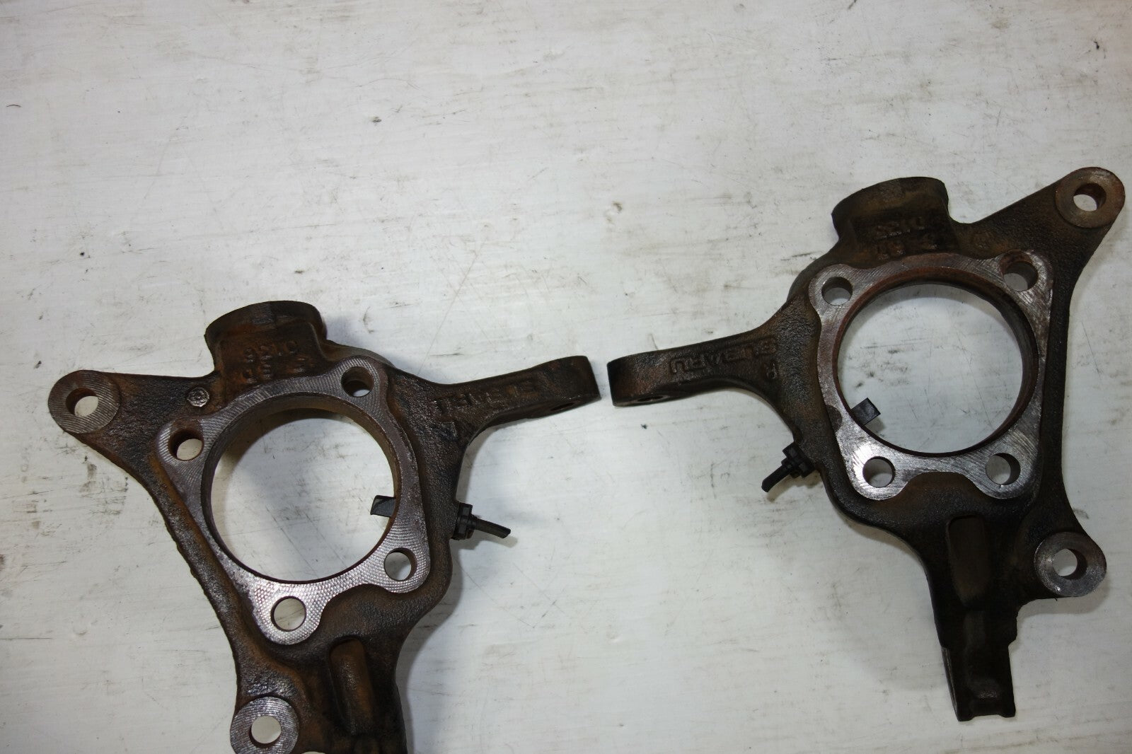 JDM SUBARU LEGACY OUTBACK OEM FRONT KNUCKLES SPINDLE PAIR LEFT & RIGHT 2005-2014