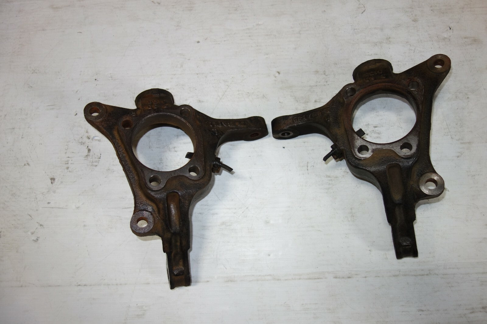 JDM SUBARU LEGACY OUTBACK OEM FRONT KNUCKLES SPINDLE PAIR LEFT & RIGHT 2005-2014