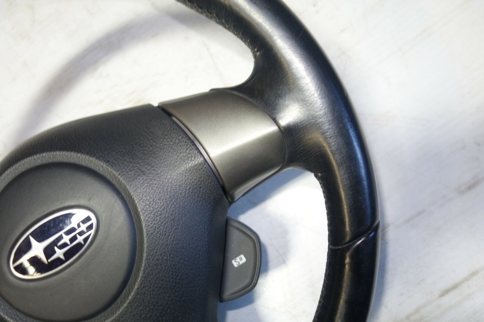 JDM 2005-2009 SUBARU LEGACY & OUTBACK MOMO STEERING WHEEL HUB 2005-2009