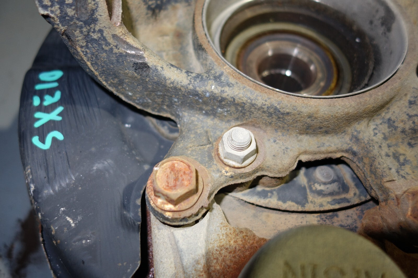 JDM 00-05-LEXUS IS300 REAR LEFT SPINDLE WHEEL HUB BEARING KNUCKLE OEM SUSPENSION
