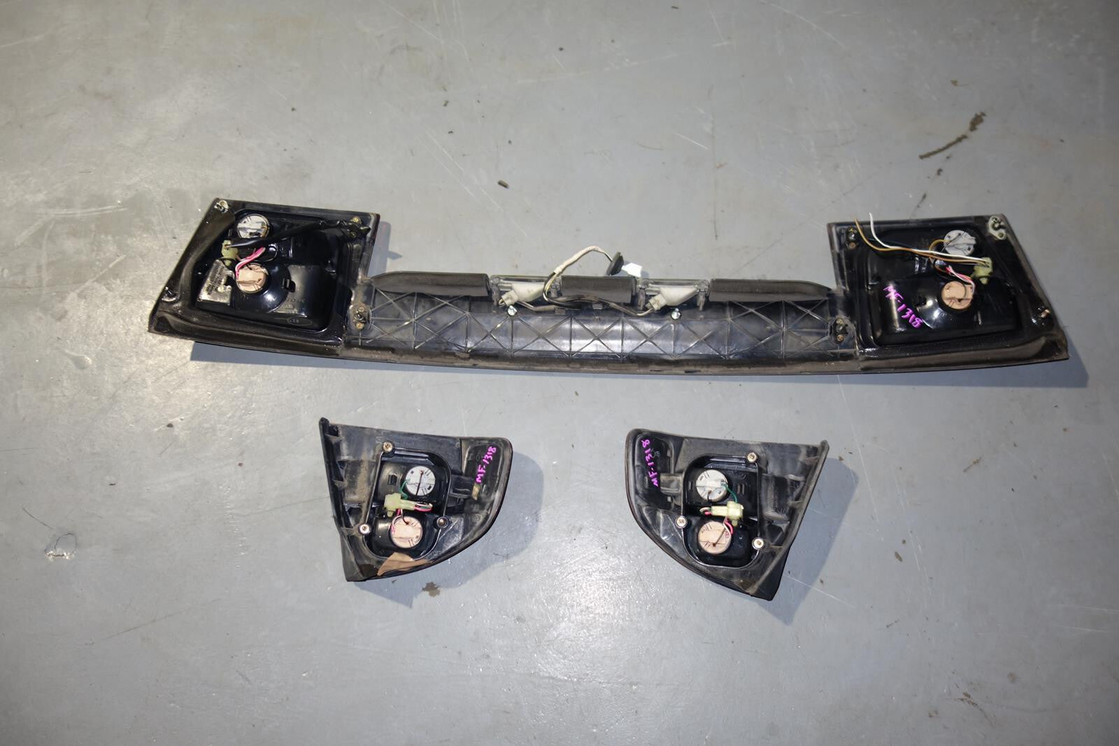 JDM Subaru Legacy B4 BE5 BE9 Sedan Tail Lights Lamps Center Garnish 1998-2004