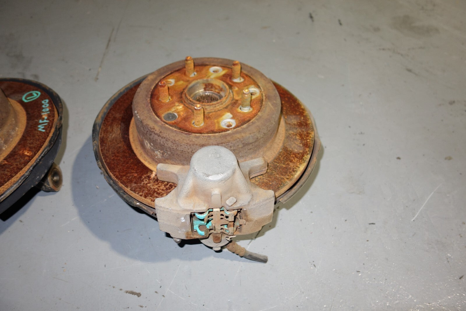 JDM 00-05-LEXUS IS300 REAR LEFT & RIGHT SPINDLE WHEEL HUB BEARING KNUCKLE OEM