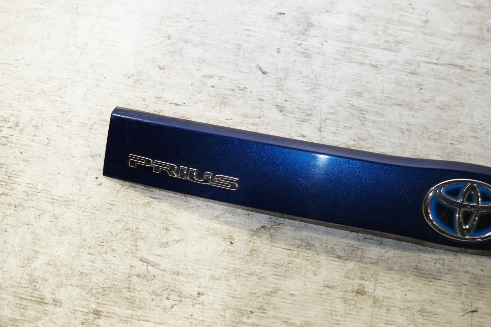 JDM TOYOTA PRIUS OEM REAR GARNISH CENTER ZVW30 2010-2011-2012-2013-2014-2015