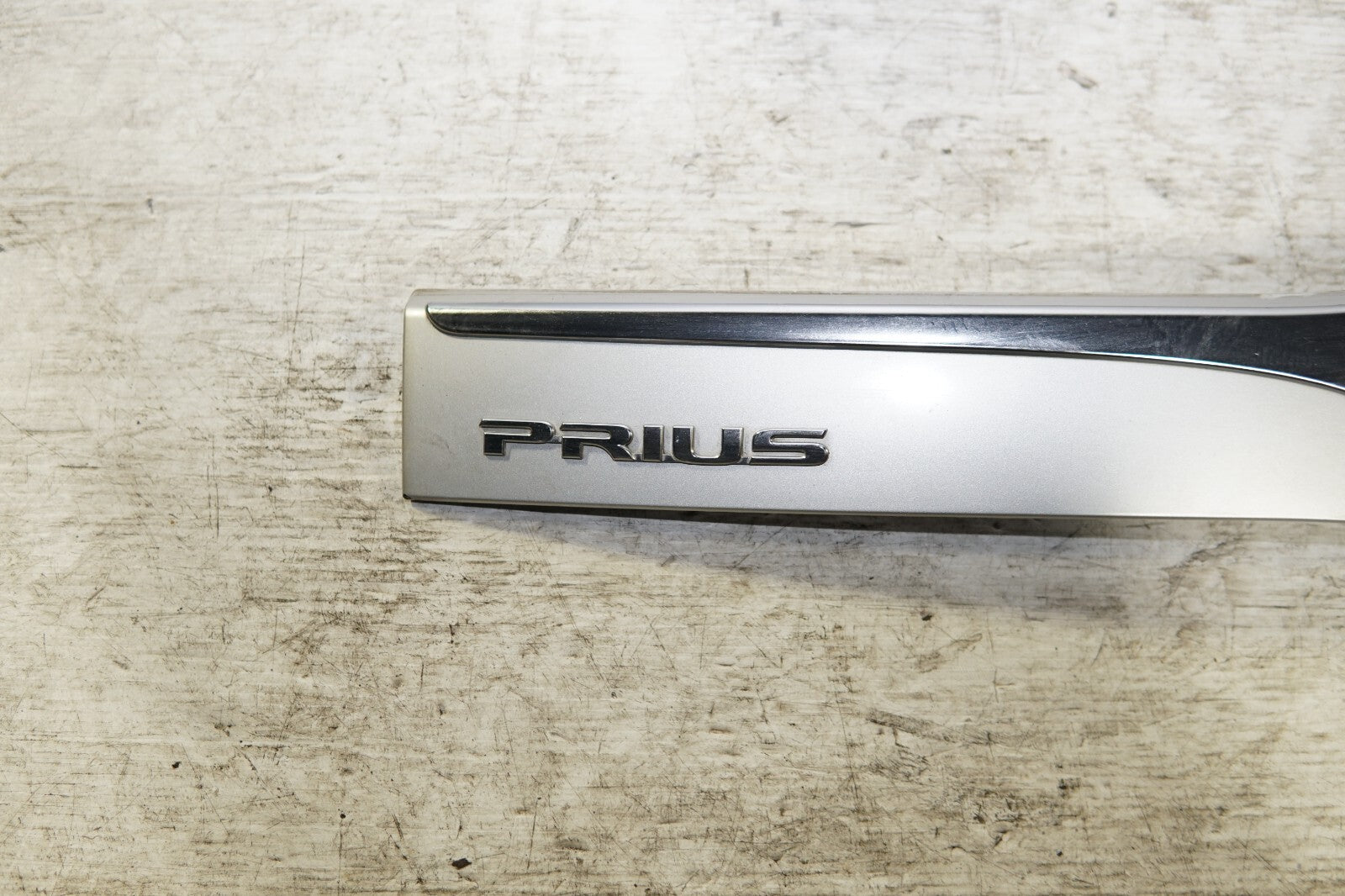 JDM TOYOTA PRIUS OEM REAR GARNISH CENTER ZVW30 2010-2011-2012-2013-2014-2015