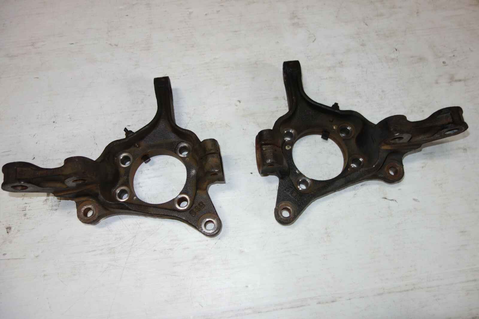 JDM SUBARU LEGACY OUTBACK OEM FRONT KNUCKLES SPINDLE PAIR LEFT & RIGHT 2005-2014