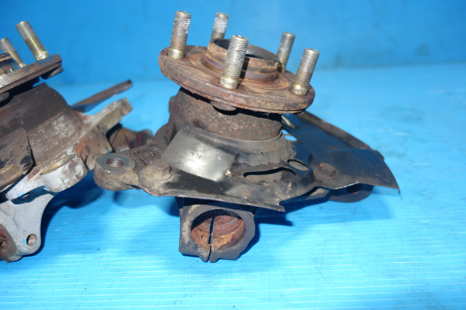 2005-2006 Saab 9-2X Front Spindles Hubs Knuckles Bearings 5X100 Left & Right
