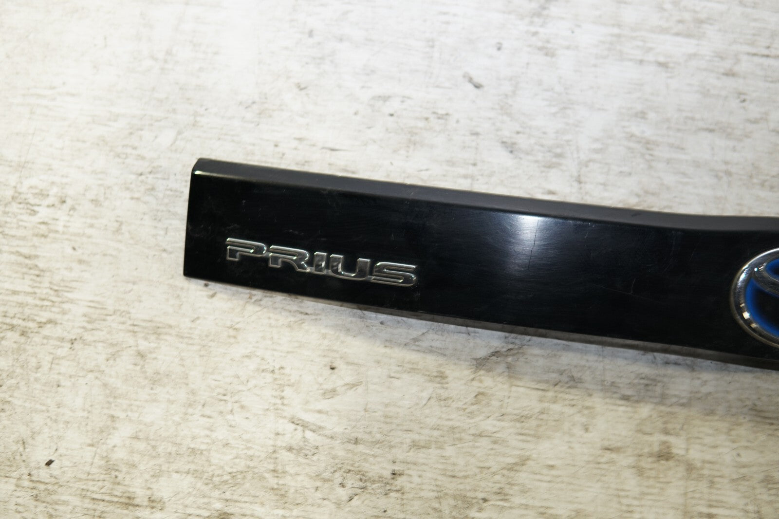JDM TOYOTA PRIUS OEM REAR GARNISH CENTER ZVW30 2010-2011-2012-2013-2014-2015 MF
