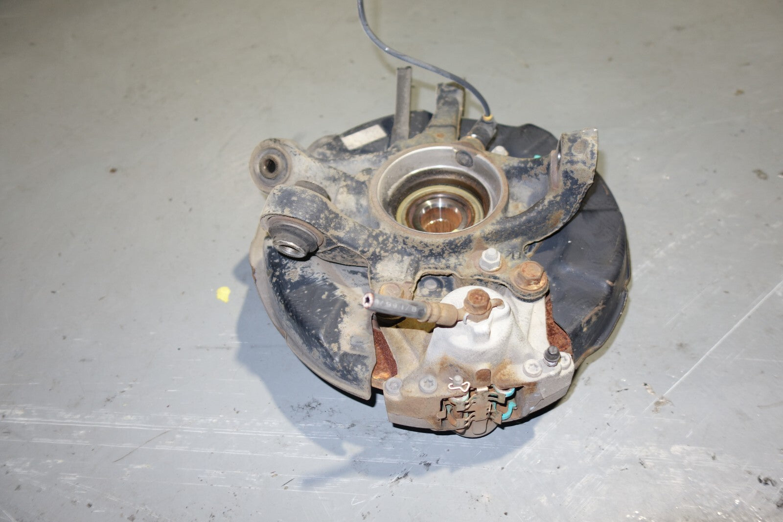 JDM 00-2005-LEXUS IS300 REAR RIGHT SPINDLE WHEEL HUB BEARING KNUCKLE SUSPENSION