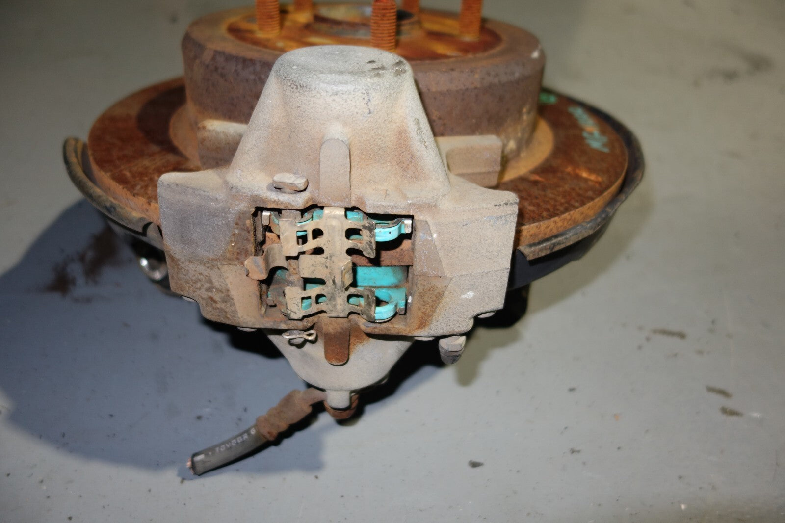 JDM 00-05-LEXUS IS300 REAR LEFT SPINDLE WHEEL HUB BEARING KNUCKLE OEM SUSPENSION