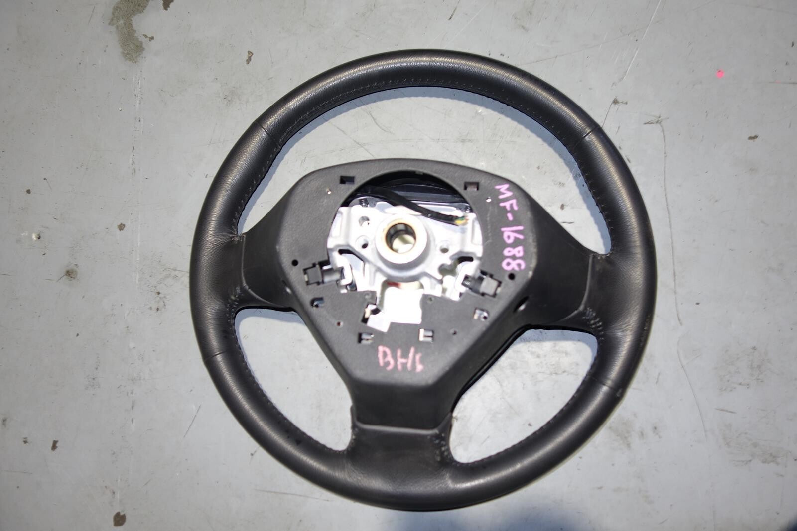 JDM 2005-2009 SUBARU LEGACY & OUTBACK MOMO STEERING WHEEL & HUB 05-2009 MF-1688