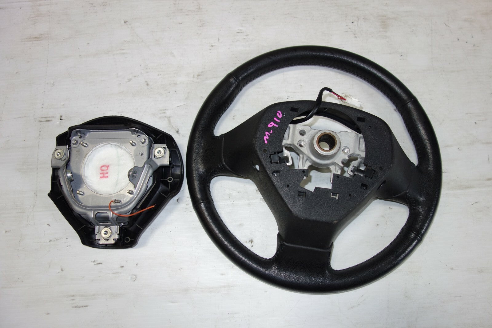 JDM 2005-2009 SUBARU LEGACY & OUTBACK STEERING WHEEL & HUB 2005-2009 M-910