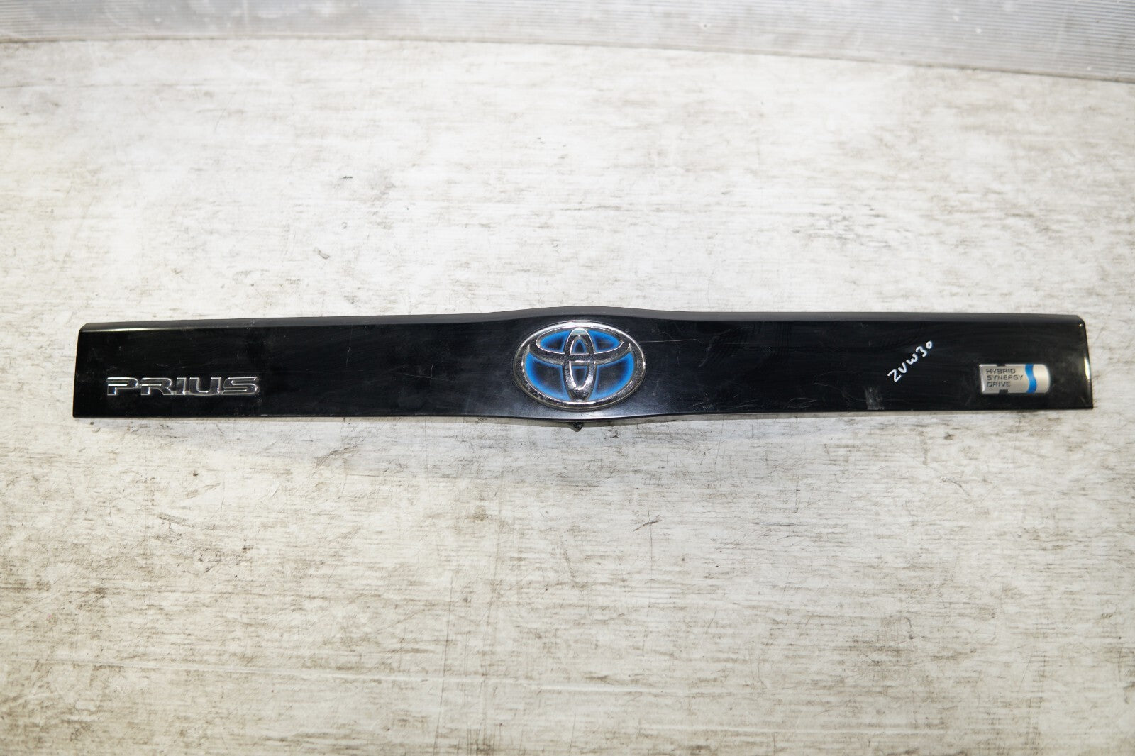 JDM TOYOTA PRIUS OEM REAR GARNISH CENTER ZVW30 2010-2011-2012-2013-2014-2015 MF