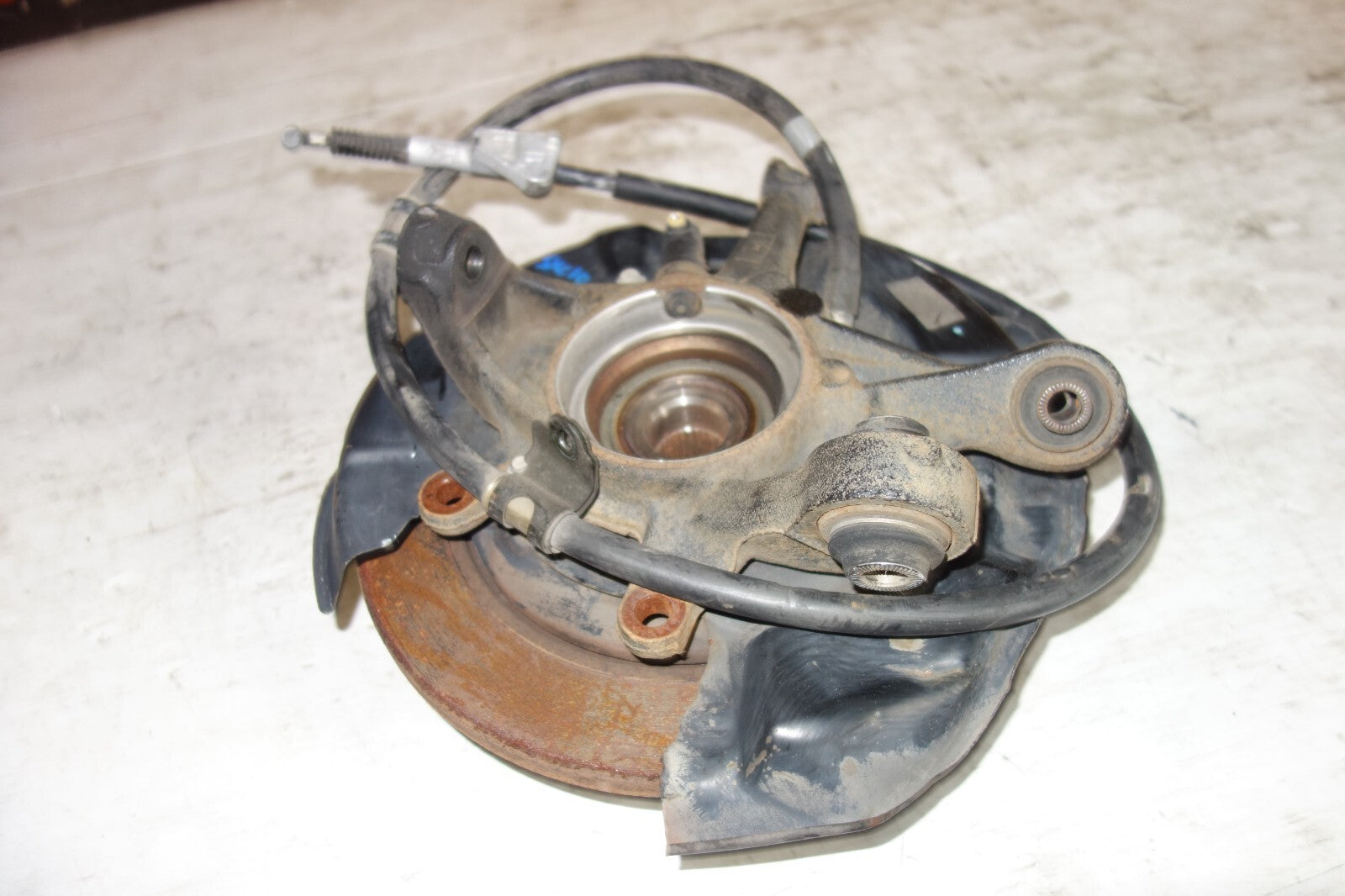 JDM 00-05-LEXUS IS300 REAR LEFT SPINDLE WHEEL HUB BEARING KNUCKLE OEM SUSPENSION