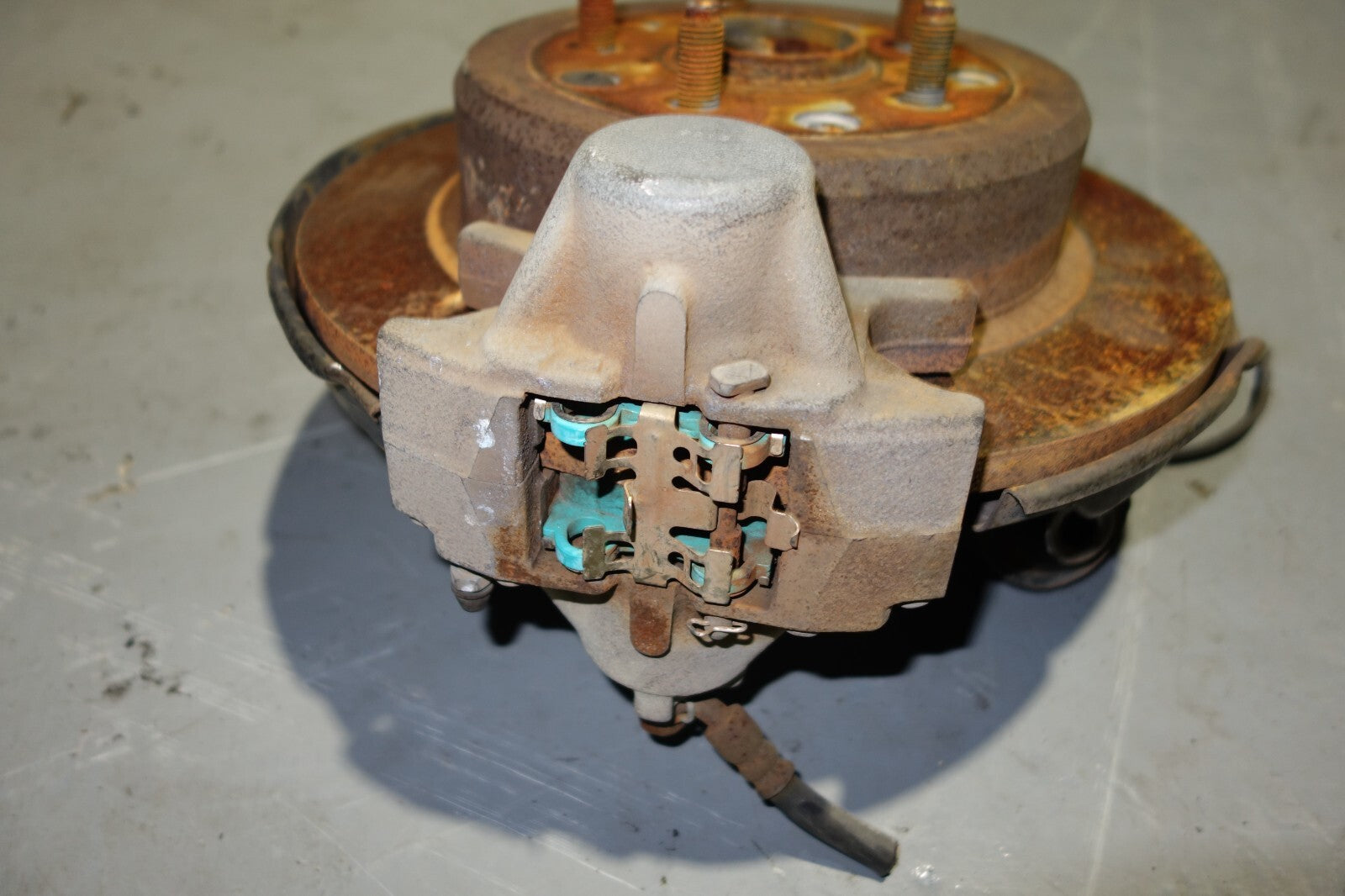 JDM 00-2005-LEXUS IS300 REAR RIGHT SPINDLE WHEEL HUB BEARING KNUCKLE SUSPENSION