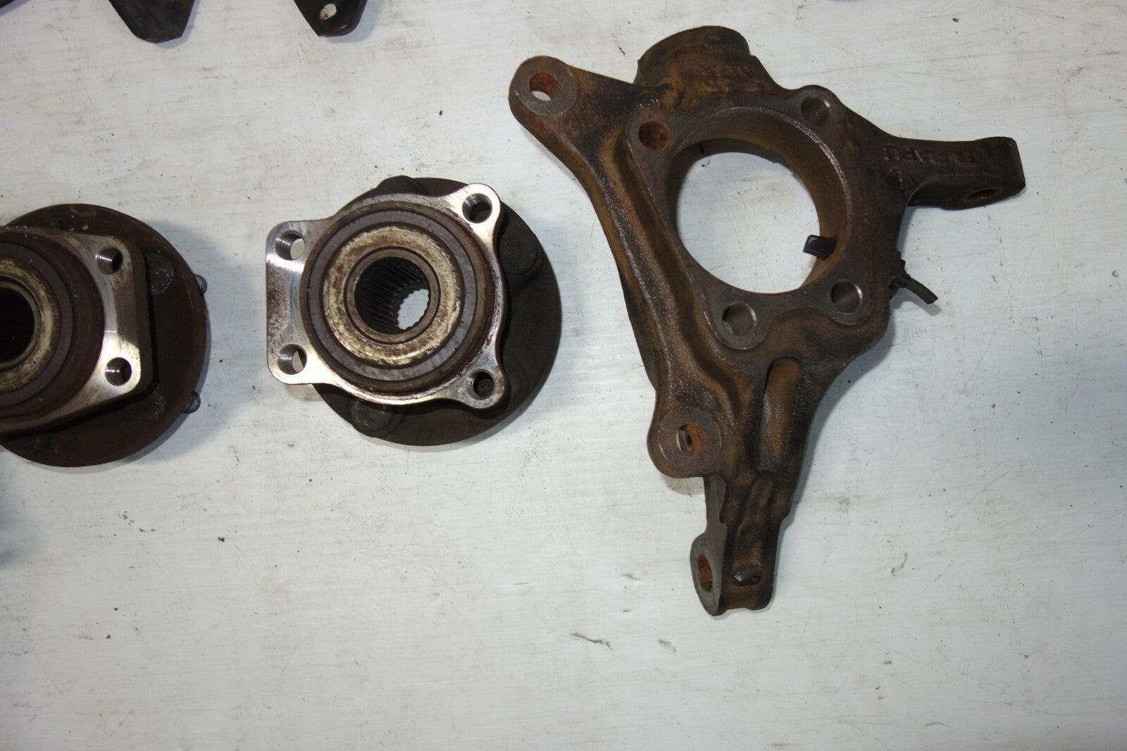 JDM SUBARU LEGACY OUTBACK OEM FRONT SPINDLE HUBS BEARING PAIR SPINDLE 2005-2014