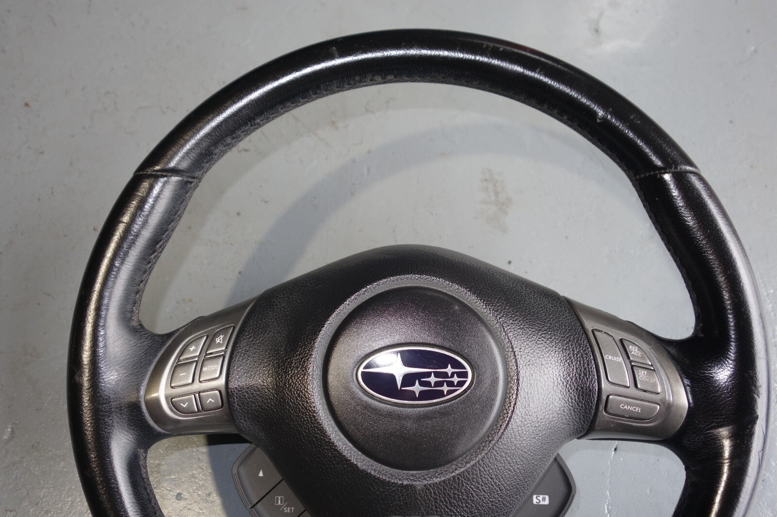 JDM 2005-2009 SUBARU LEGACY & OUTBACK MOMO STEERING WHEEL & HUB 05-2009 M-1011