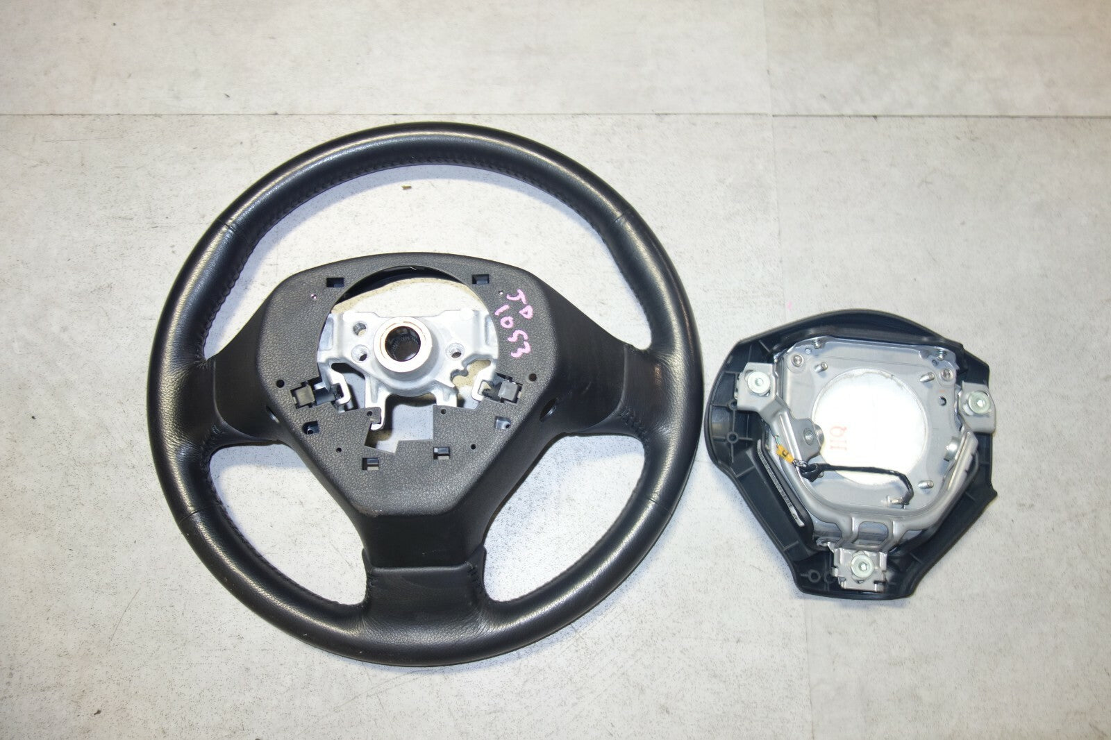 JDM 2005-2009 SUBARU LEGACY & OUTBACK MOMO STEERING WHEEL & HUB 05-2009 JD-1053