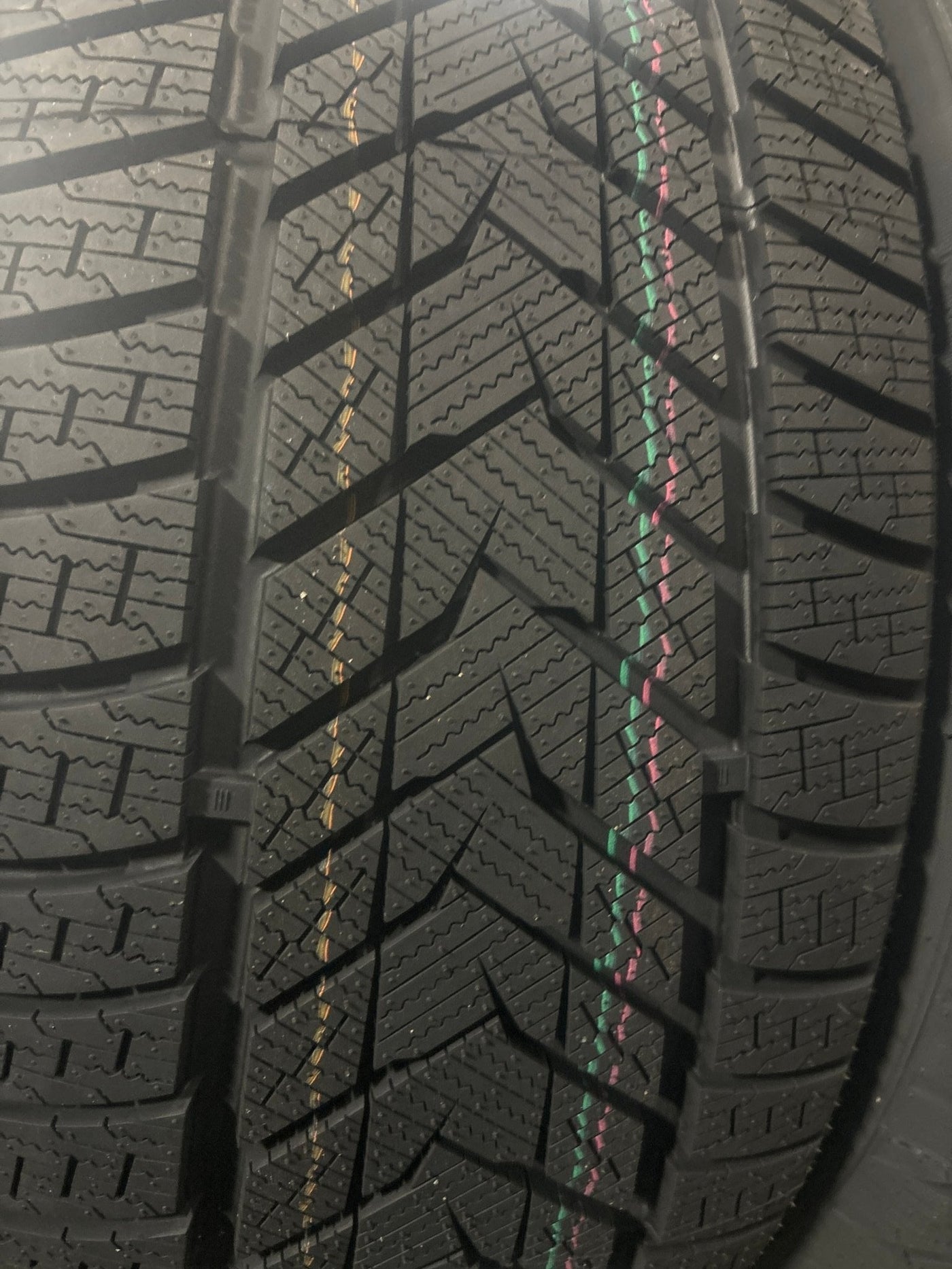 255/45R20 GRENLANDER ICEHAWKE II WINTER