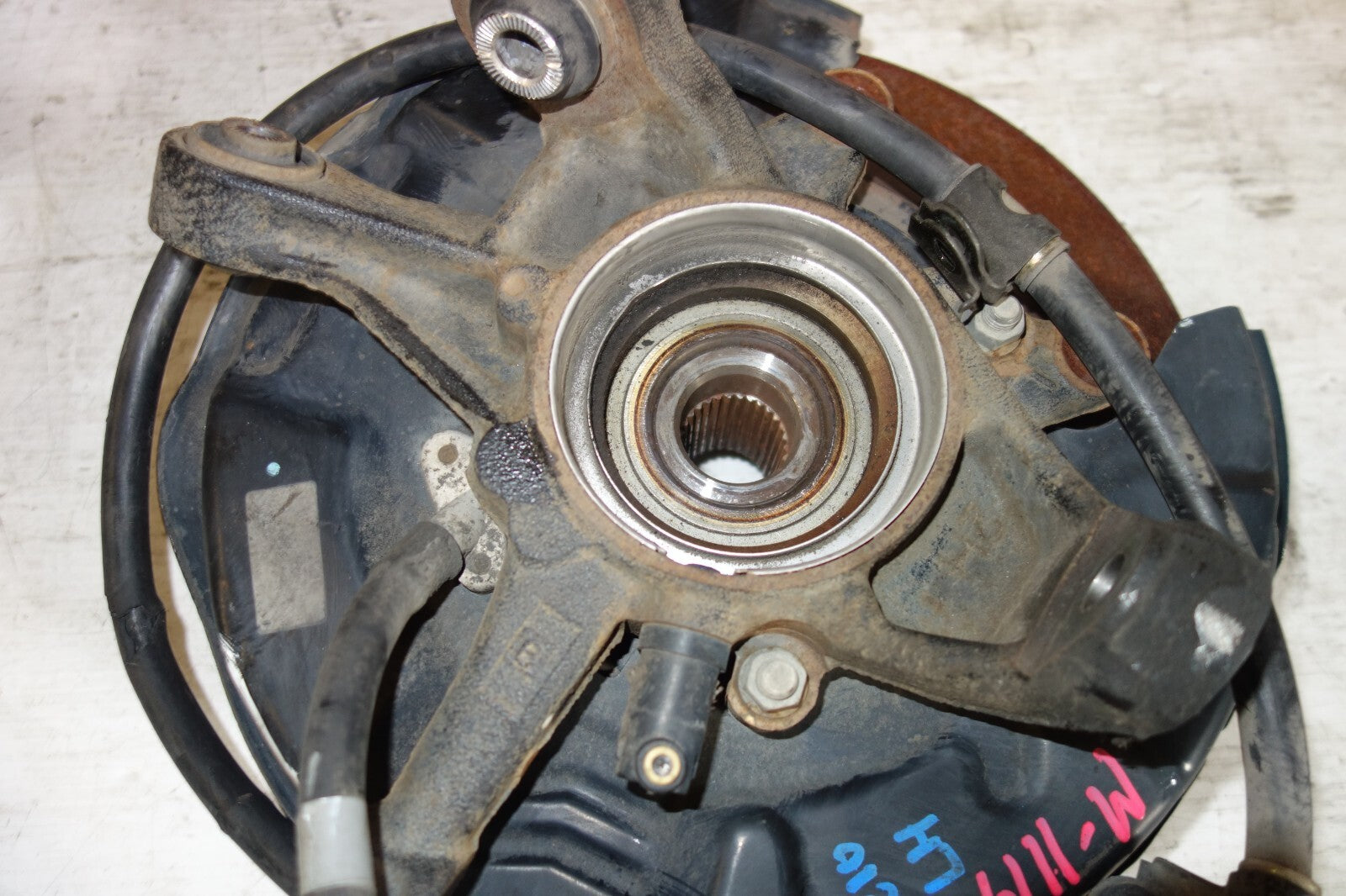 JDM 00-05-LEXUS IS300 REAR LEFT SPINDLE WHEEL HUB BEARING KNUCKLE OEM SUSPENSION