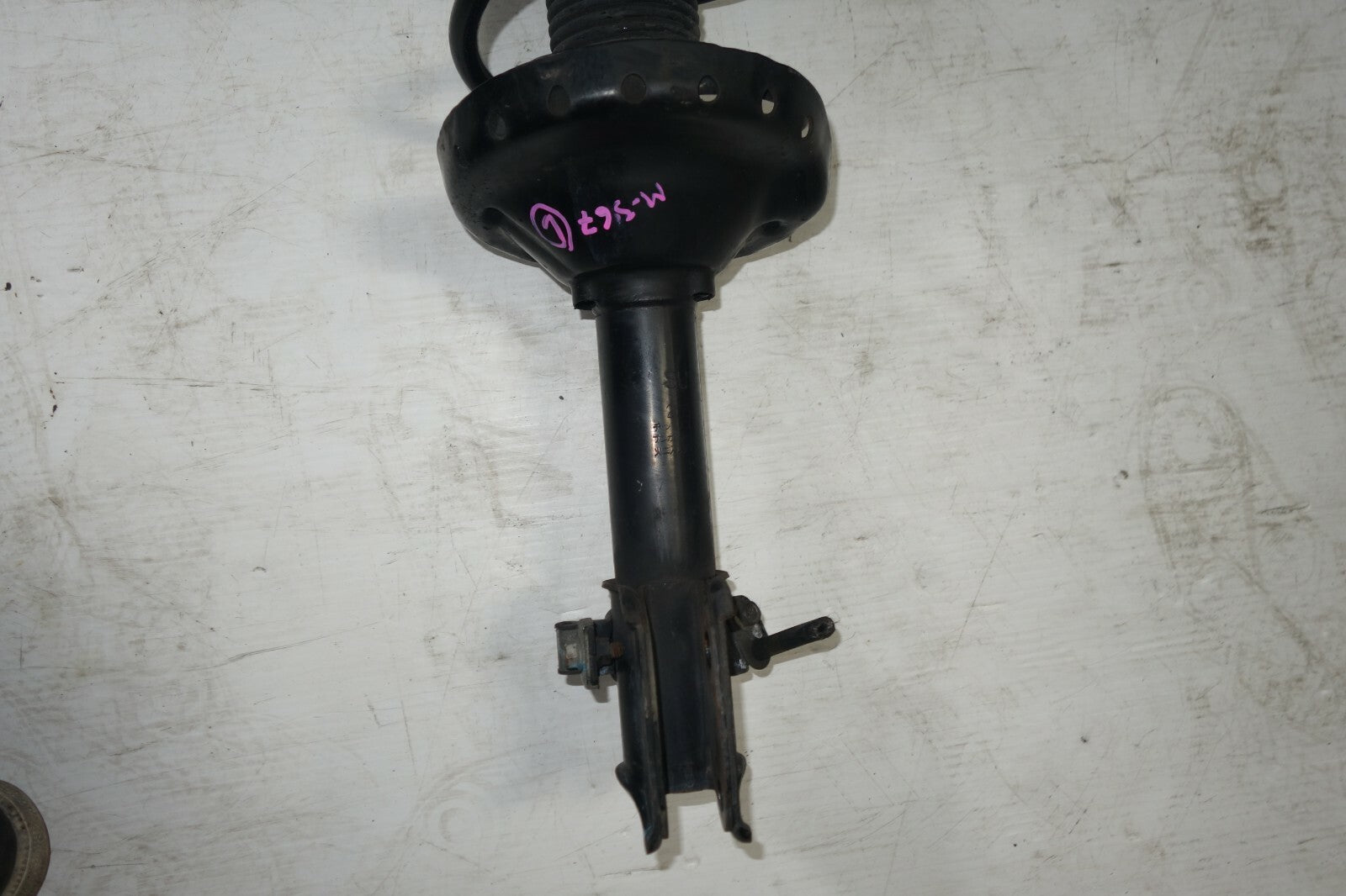 JDM 05-09 SUBARU LEGACY OUTBACK KYB FRONT LEFT SIDE SHOCK STRUT ASSEMBLY  WAGON