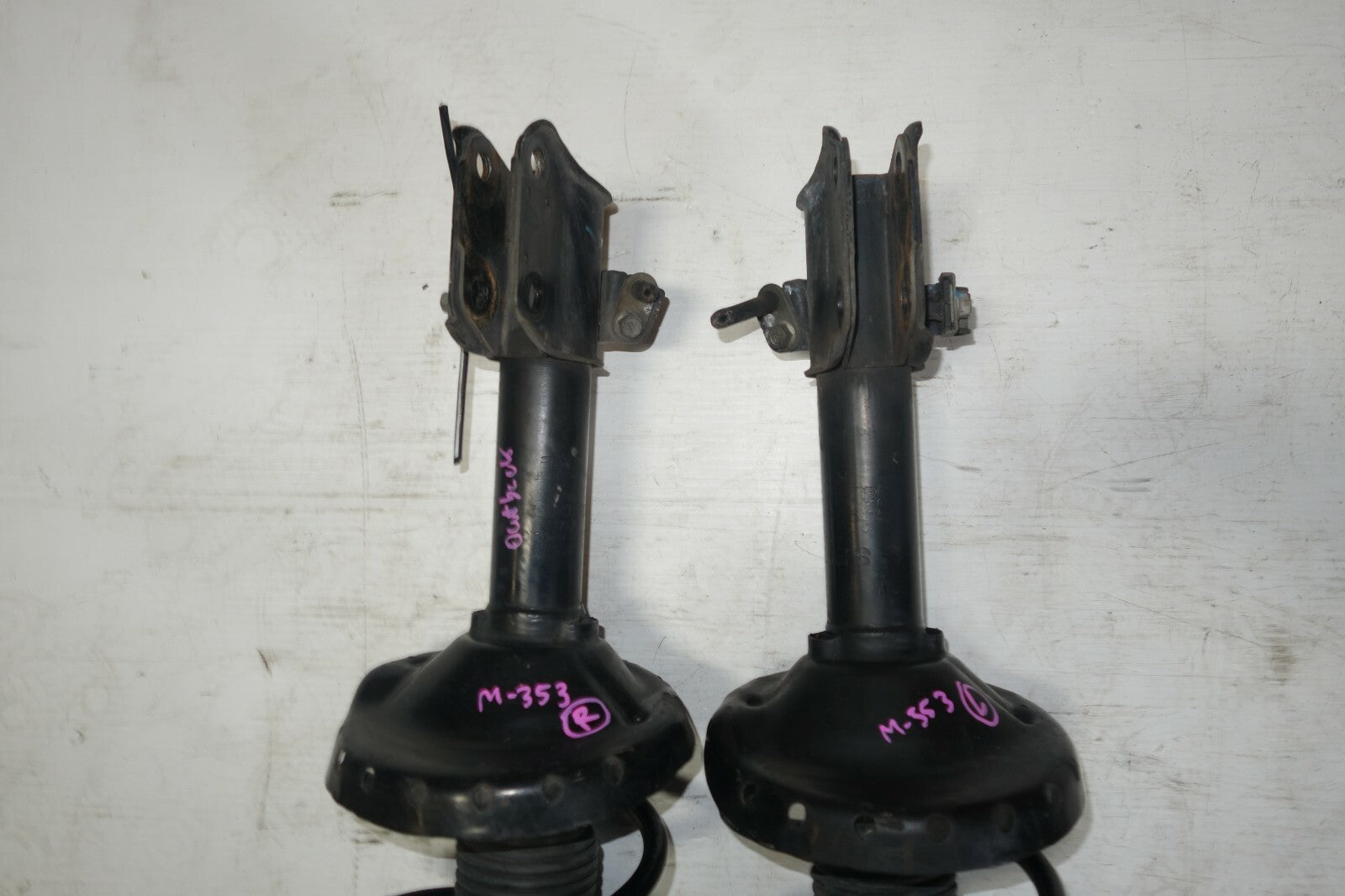 JDM 05-09 SUBARU LEGACY OUTBACK OEM KYB FRONT SHOCKS STRUTS ASSEMBLY  WAGON ONLY