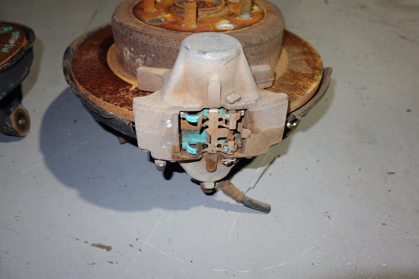 JDM 00-05-LEXUS IS300 REAR LEFT & RIGHT SPINDLE WHEEL HUB BEARING KNUCKLE OEM