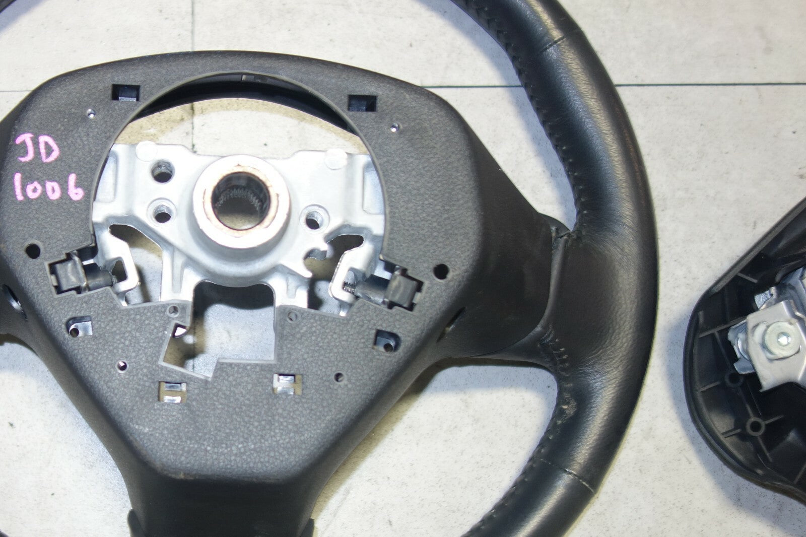 JDM 2005-2009 SUBARU LEGACY & OUTBACK MOMO STEERING WHEEL & HUB 05-2009 JD-1006