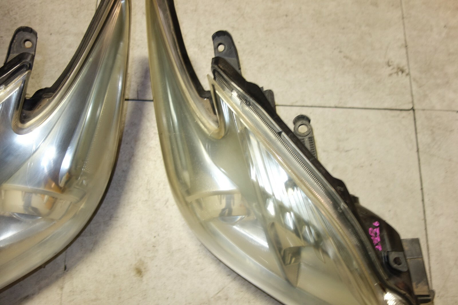 JDM Toyota Prius Headlights Head Lamps OEM 2010 2011 OEM Genuine Japan No Amber