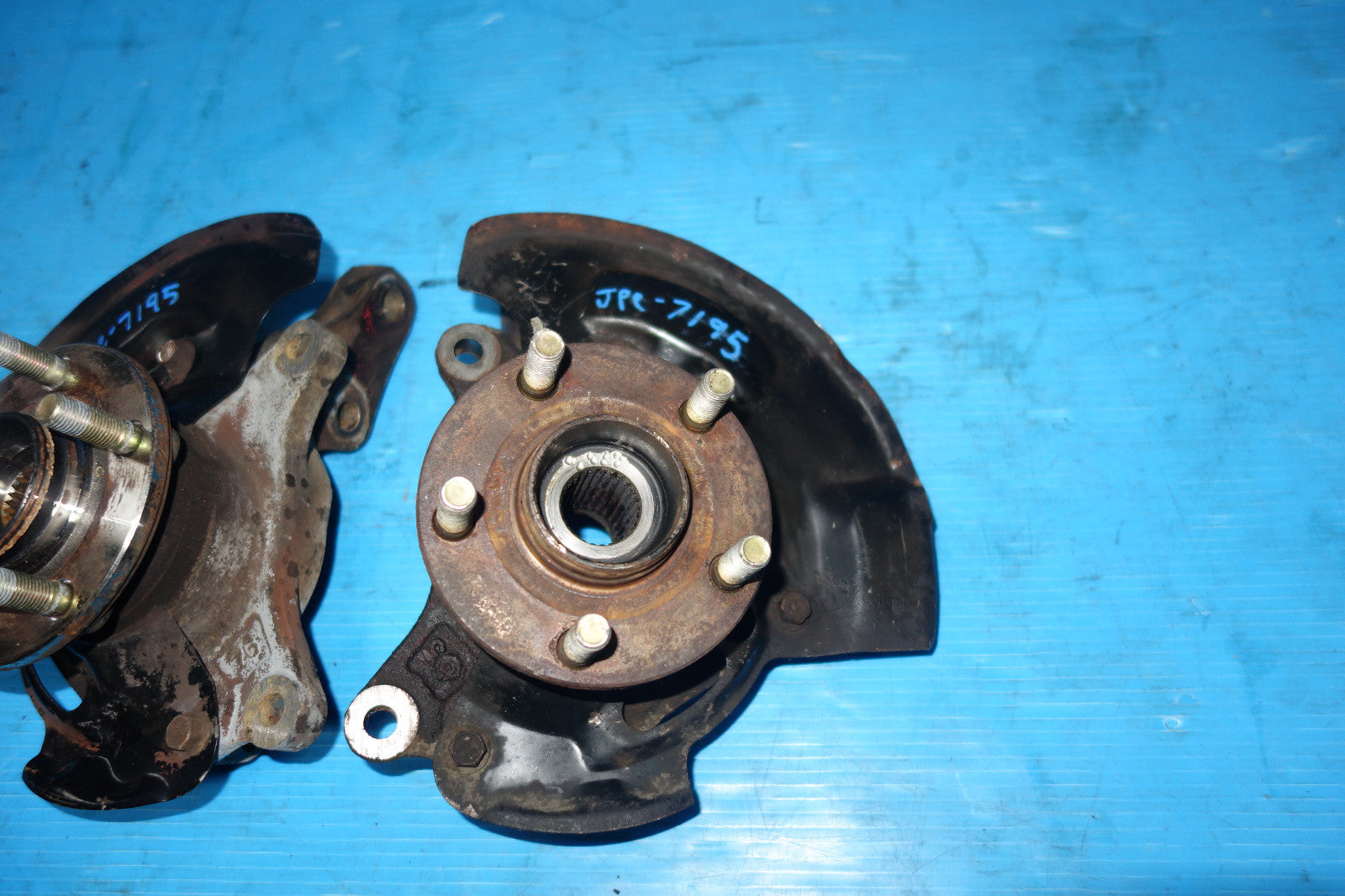 2005-2006 Saab 9-2X Front Spindles Hubs Knuckles Bearings 5X100 Left & Right