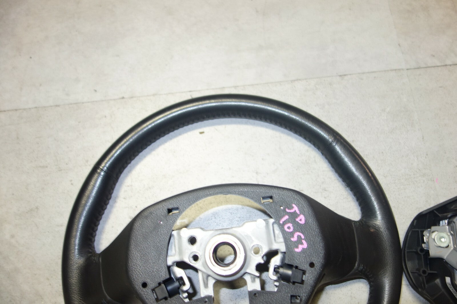 JDM 2005-2009 SUBARU LEGACY & OUTBACK MOMO STEERING WHEEL & HUB 05-2009 JD-1053