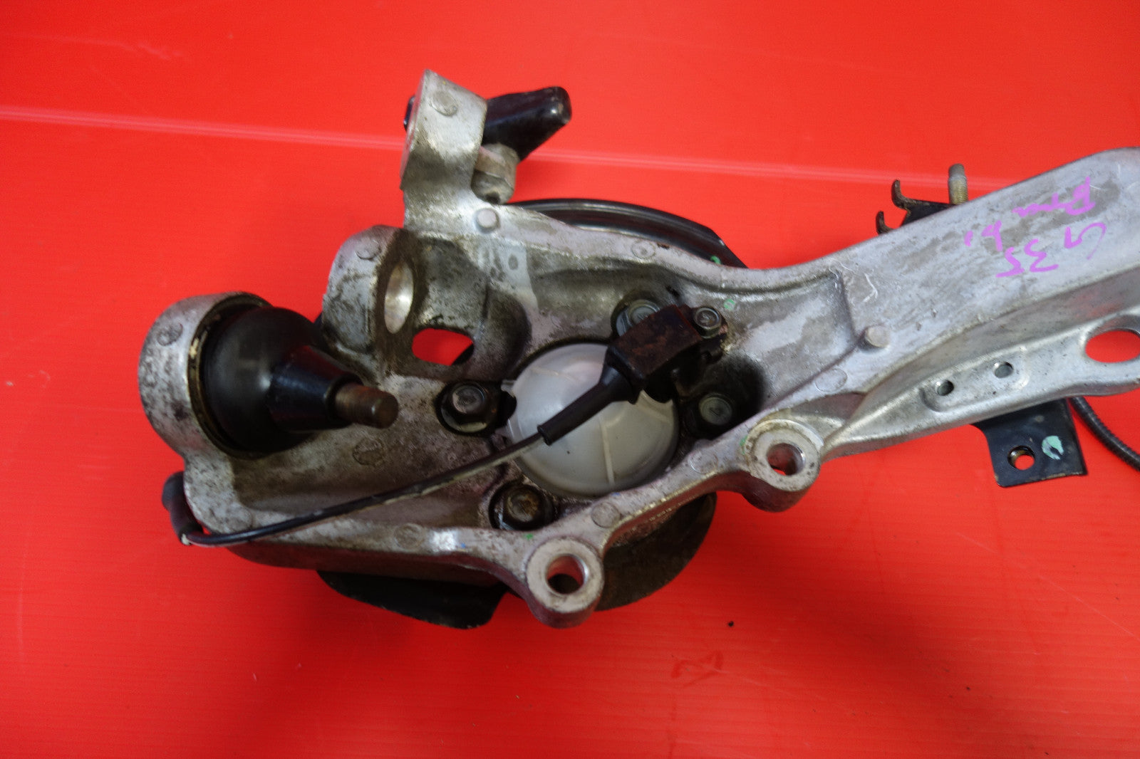 JDM Infiniti G35 Coupe RWD M/T OEM Front Left Spindle Knuckle Wheel Hub 2003-07