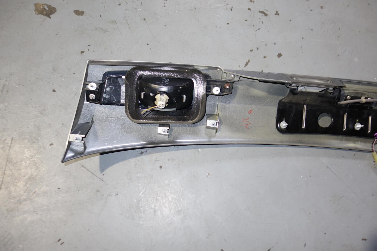 JDM 05-2009 SUBARU LEGACY OUTBACK  OEM REAR CENTER GARNISH LIGHT SPOILER JD-1952