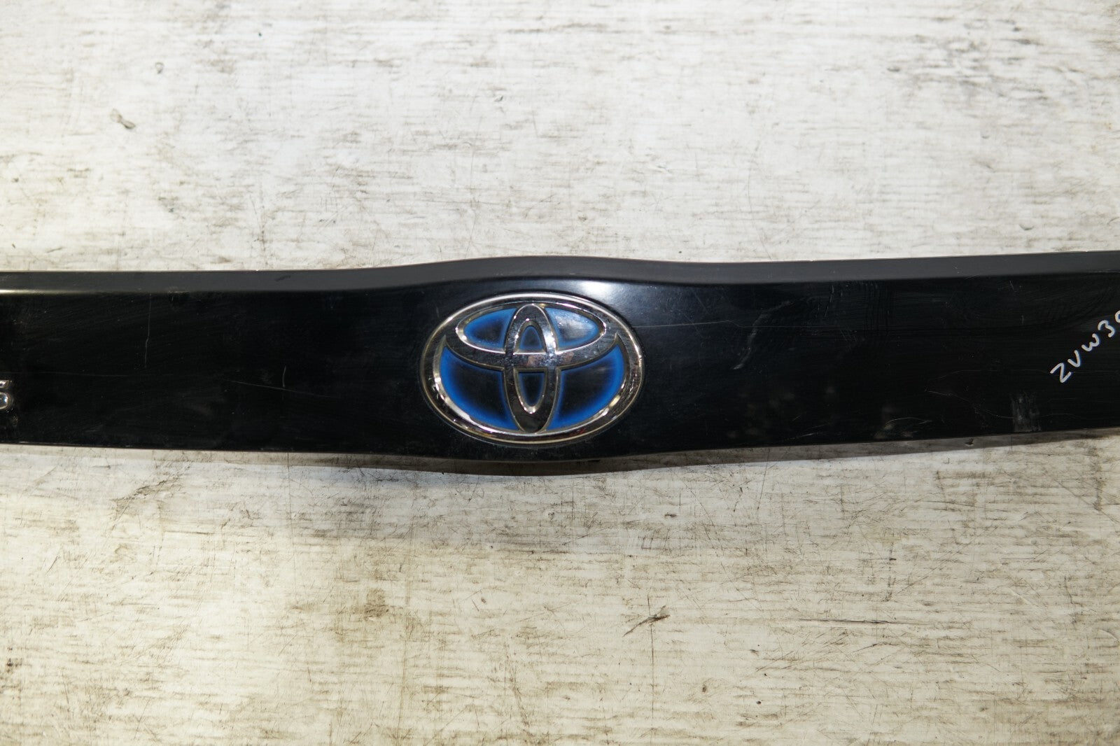 JDM TOYOTA PRIUS OEM REAR GARNISH CENTER ZVW30 2010-2011-2012-2013-2014-2015 MF