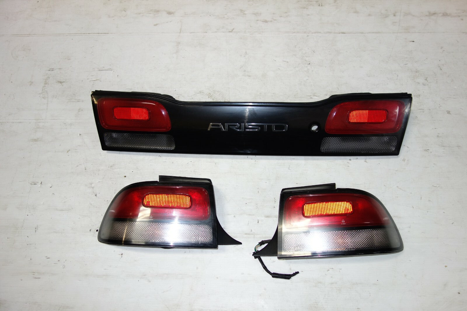 JDM LEXUS GS300 TOYOTA ARISTO TAIL LIGHTS CENTER GARNISH JZS147 1991-1997