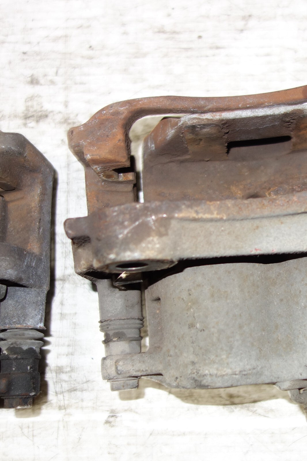 JDM 2001-2005 TOYOTA ALTEZZA LEXUS IS300 OEM FRONT 2 POT BRAKE CALIPERS ORIGINAL