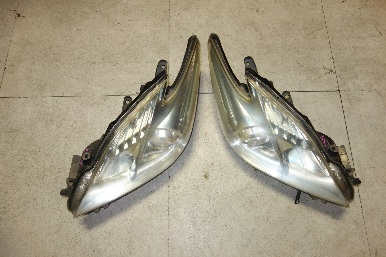 JDM Toyota Prius Headlights Head Lamps OEM 2010 2011 OEM Genuine Japan No Amber