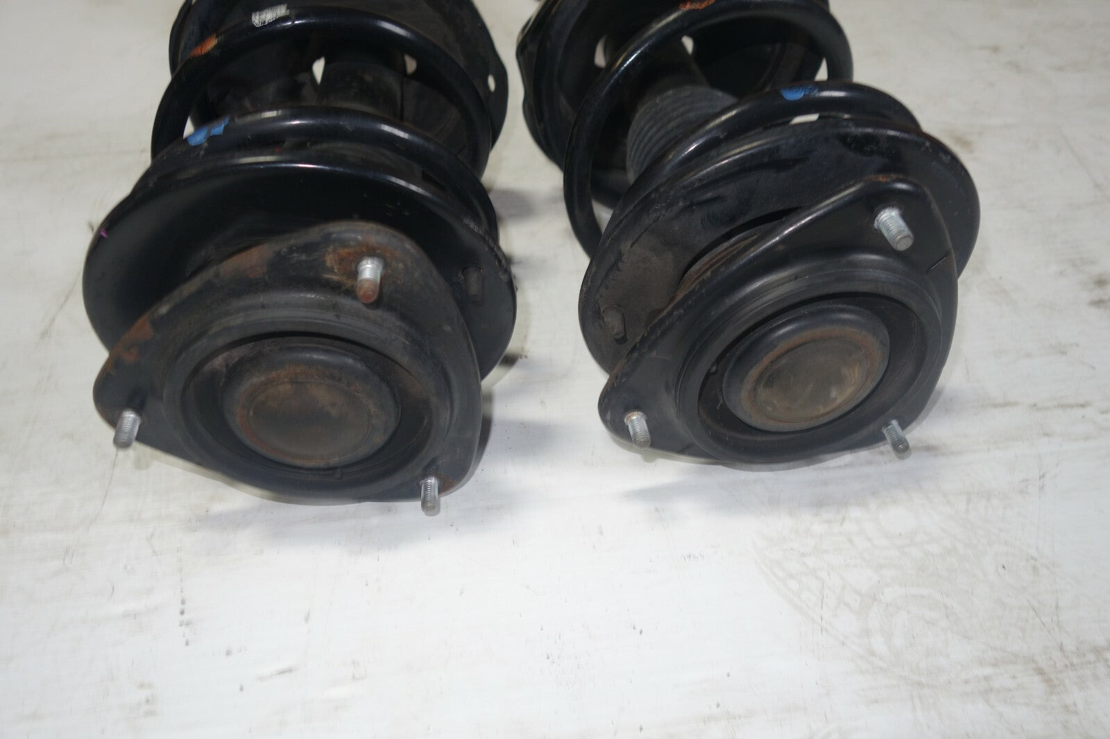 JDM 05-09 SUBARU LEGACY OUTBACK OEM KYB FRONT SHOCKS STRUTS ASSEMBLY  WAGON ONLY
