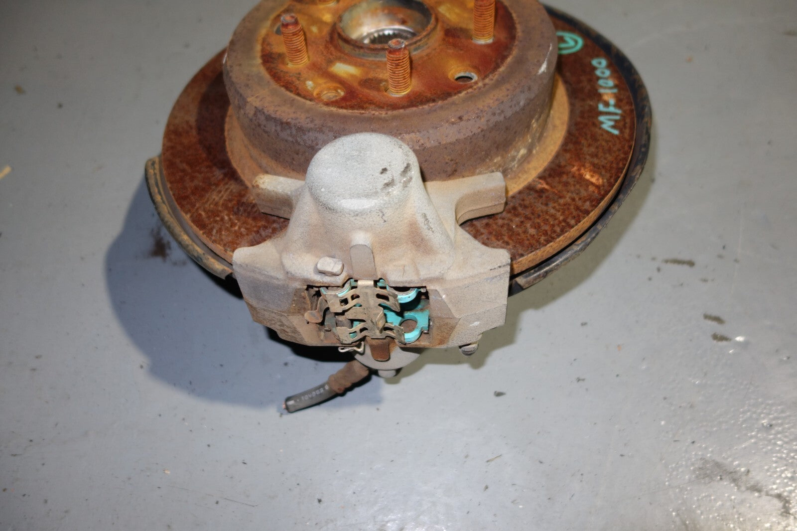 JDM 00-05-LEXUS IS300 REAR LEFT SPINDLE WHEEL HUB BEARING KNUCKLE OEM SUSPENSION