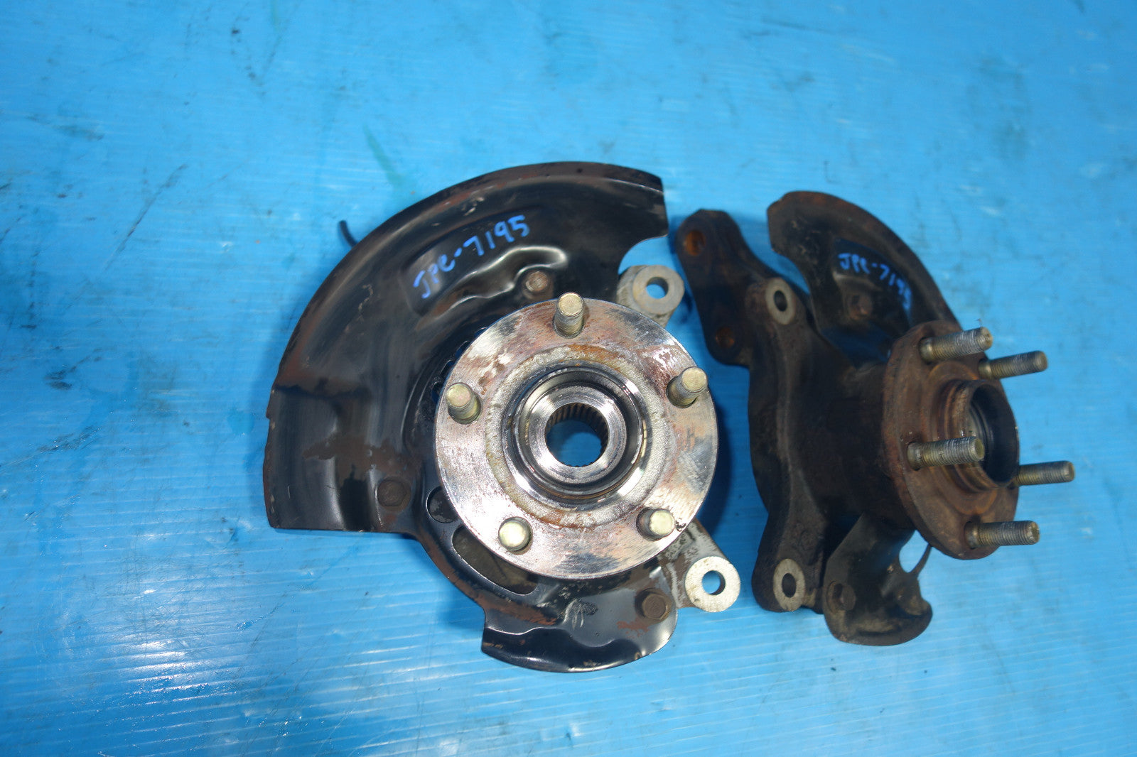 2005-2006 Saab 9-2X Front Spindles Hubs Knuckles Bearings 5X100 Left & Right